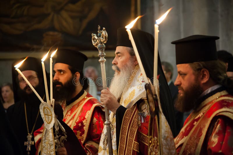 La masse orthodoxe grecque à l'église de la tombe sainte