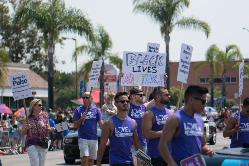 La matière noire des vies se rappellent l'impulsion de Recuerdo d'impulsion en San Diego Pride Parade image libre de droits La matière noire des vies se rappellent l'impulsion de Recuerdo d'impulsion en San Diego Pride Parade image libre de droits