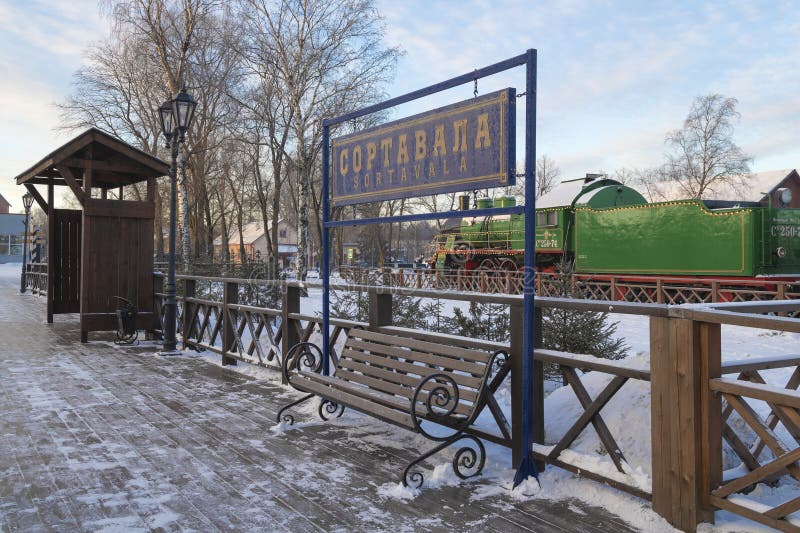 La mattina di febbraio sulla piattaforma della stazione di Sortavala fotografia stock libera da diritti