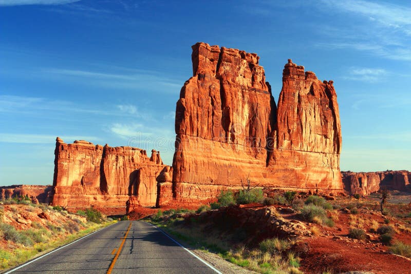 La mattina espone al sole sulle torri di Babele, arché parco nazionale, Utah immagine stock La mattina espone al sole sulle torri di Babele, arché parco nazionale, Utah immagine stock
