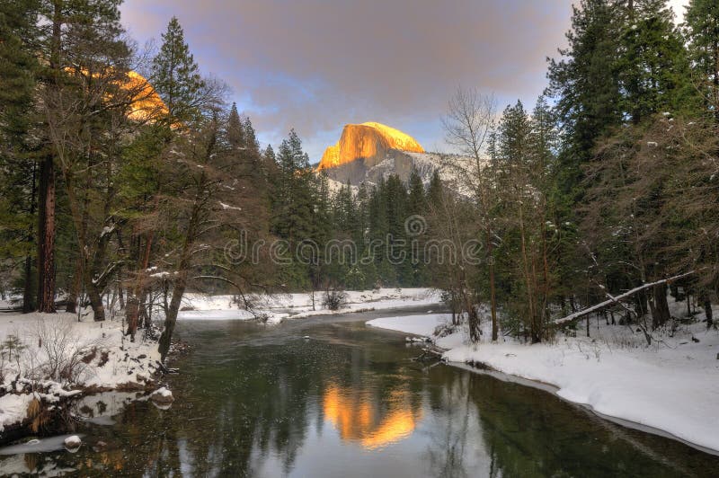 La media bóveda reflejó en el río de Merced, parque nacional de Yosemite imagen de archivo La media bóveda reflejó en el río de Merced, parque nacional de Yosemite imagen de archivo