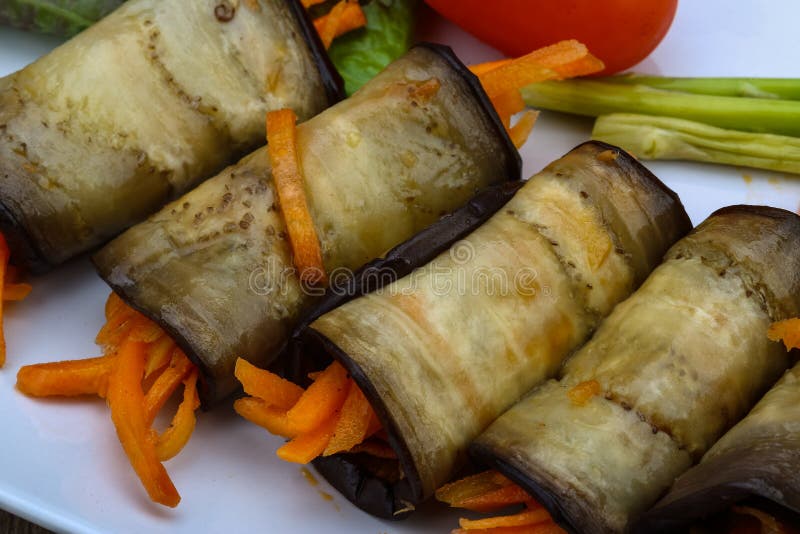 Download La Melanzana Rotola Con La Carota Fotografia Stock - Immagine di alimento, fresco: 56892890