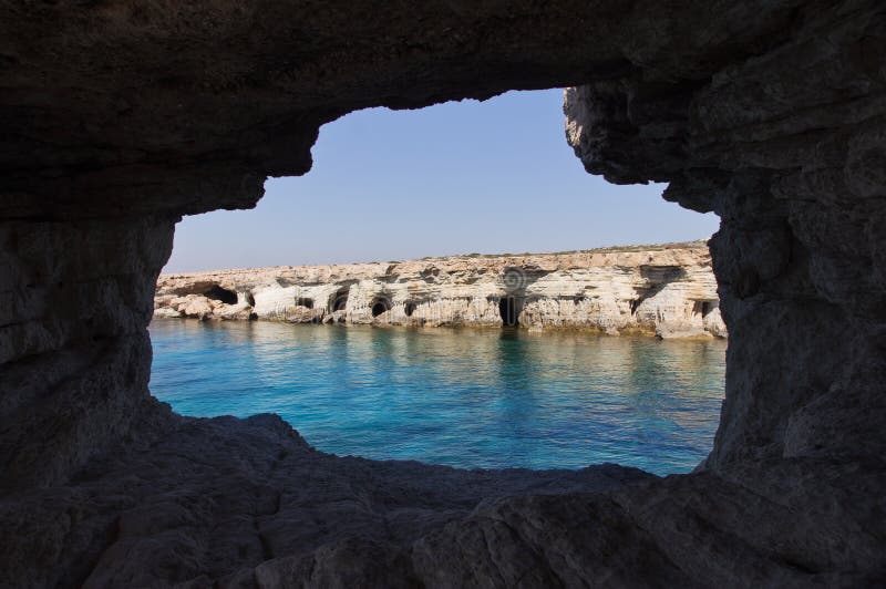 La mer foudroie près du cap Greko. Chypre photographie stock La mer foudroie près du cap Greko. Chypre photographie stock