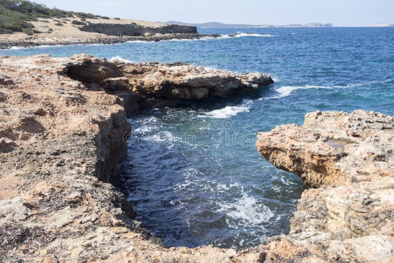 La mer Méditerranée, vue côtière, formation de roche, Sant Antoni images libres de droits La mer Méditerranée, vue côtière, formation de roche, Sant Antoni images libres de droits