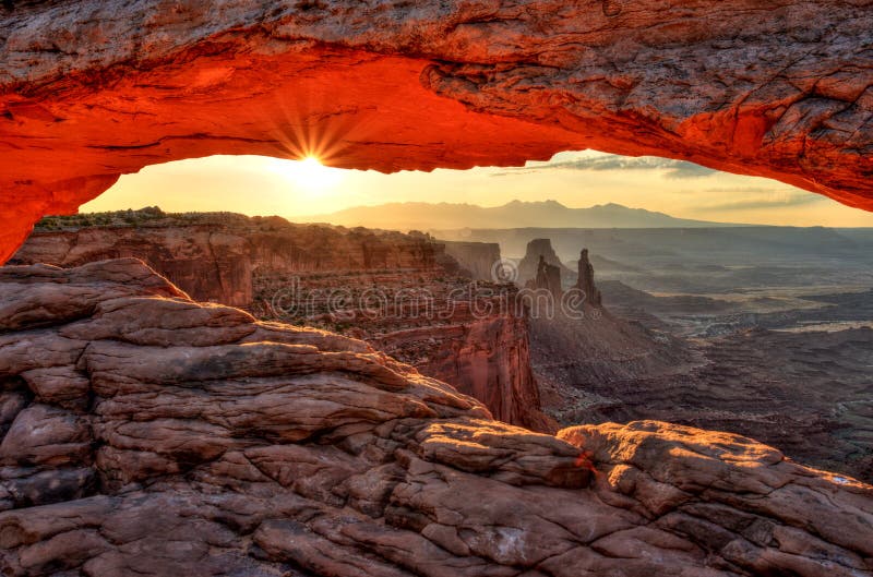 La MESA incurva all'alba, sosta nazionale di Canyonlands, Utah fotografia stock libera da diritti La MESA incurva all'alba, sosta nazionale di Canyonlands, Utah fotografia stock libera da diritti