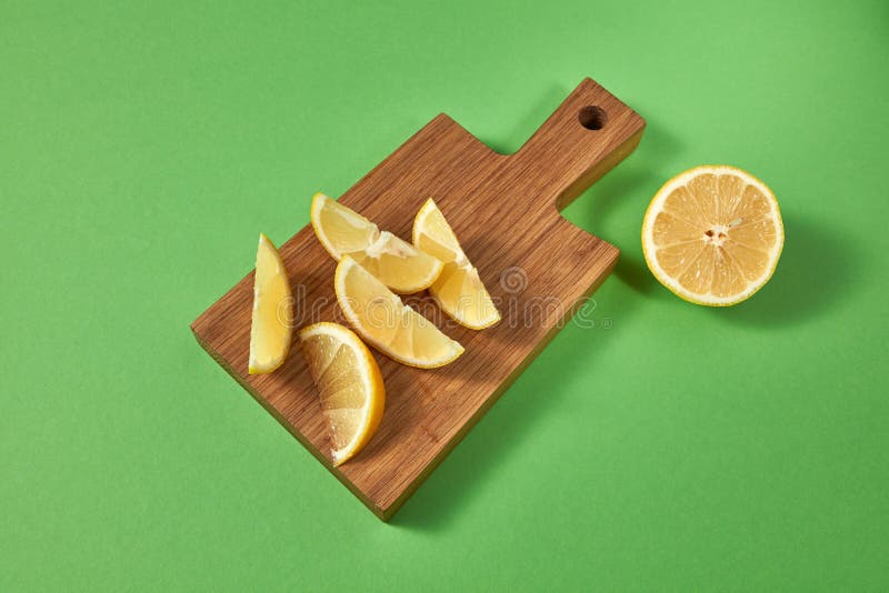 La metà e le fette di limone giallo tropicale fresco su un marrone di legno di taglio imbarcano Vista da sopra Agrumi sulla a fotografia stock La metà e le fette di limone giallo tropicale fresco su un marrone di legno di taglio imbarcano Vista da sopra Agrumi sulla a fotografia stock