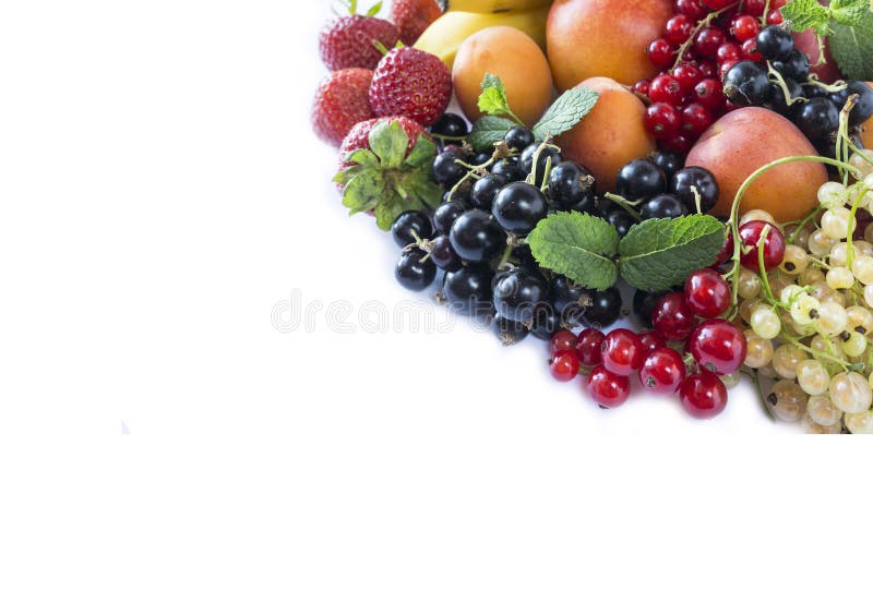 La mezcla da fruto las bayas en el fondo blanco Pasas, fresas y albaricoques negros, rojos, blancos maduros Frutas dulces y jugos foto de archivo La mezcla da fruto las bayas en el fondo blanco Pasas, fresas y albaricoques negros, rojos, blancos maduros Frutas dulces y jugos foto de archivo
