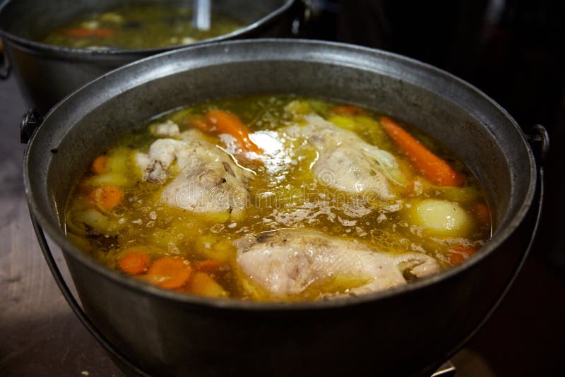 La minestra con le verdure è cucinata sulla stufa nella cucina immagine stock libera da diritti La minestra con le verdure è cucinata sulla stufa nella cucina immagine stock libera da diritti
