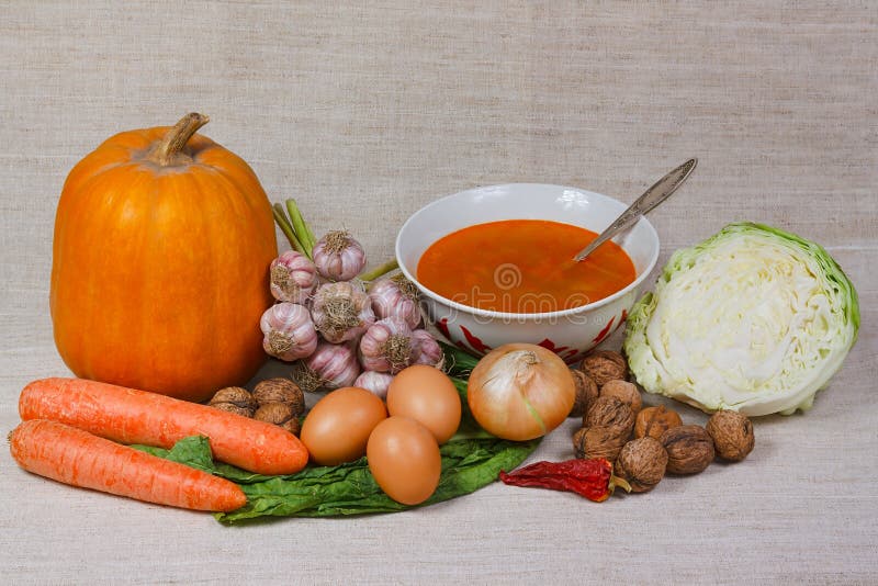 La minestra, la verdura fresca e le noci immagini stock La minestra, la verdura fresca e le noci immagini stock