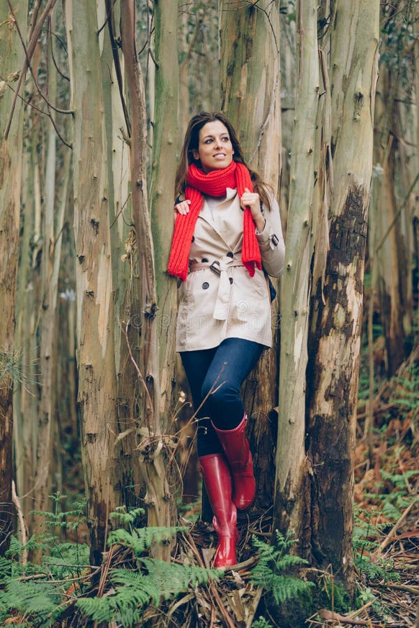 La Moda Del Otoño De La Mujer Que Lleva Joven Viste En El Bosque Foto de  archivo - Imagen de hembra, manera: 79371764