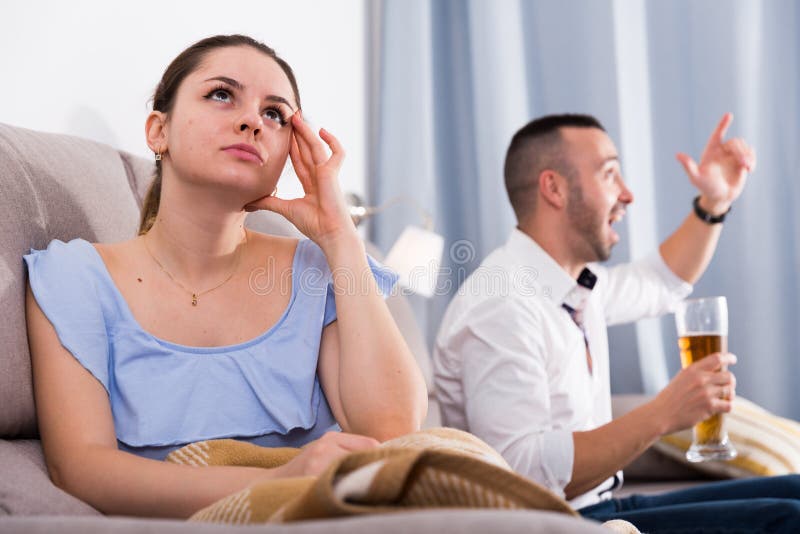 Муж смотрит новости. Почему муж смотрит на фото других девушек в интернете психолог.