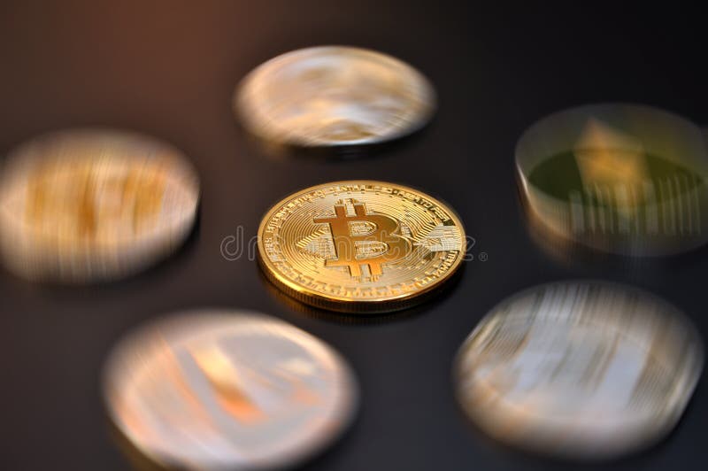 la moneda de oro del bitcoin con otras monedas crypto digitales acuña desenfocado foto de archivo la moneda de oro del bitcoin con otras monedas crypto digitales acuña desenfocado foto de archivo