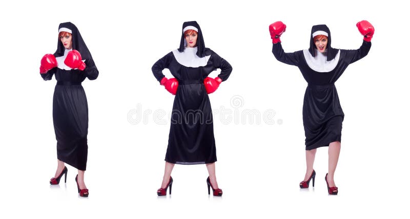 La monja con los guantes de boxeo aislados en blanco fotos de archivo libres de regalías
