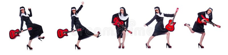 La monja que toca la guitarra aislada en blanco fotos de archivo