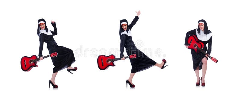 La monja que toca la guitarra aislada en blanco fotografía de archivo