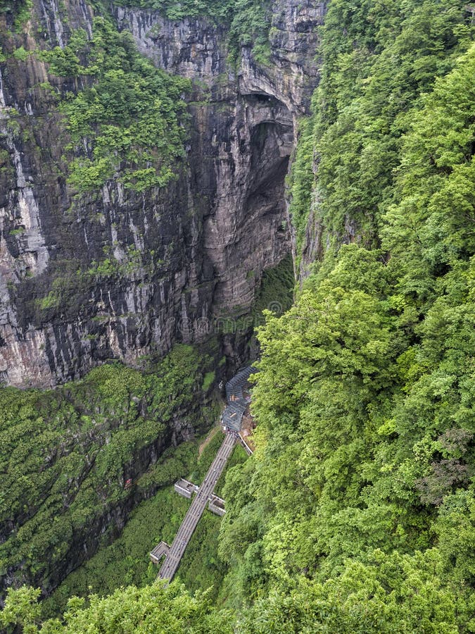 La montagna di Tianmen con una vista del cave conosciuto come il portone del ` s di cielo e le 999 scale ripide a Zhangjiagie, pr fotografia stock La montagna di Tianmen con una vista del cave conosciuto come il portone del ` s di cielo e le 999 scale ripide a Zhangjiagie, pr fotografia stock