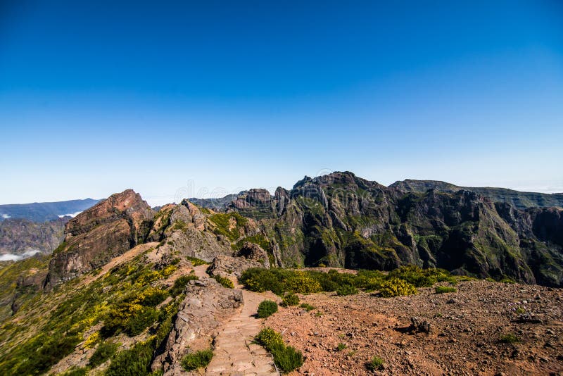 La montagna Pico fa il paesaggio della montagna di Arieiro nel cuore del Madera fotografia stock La montagna Pico fa il paesaggio della montagna di Arieiro nel cuore del Madera fotografia stock