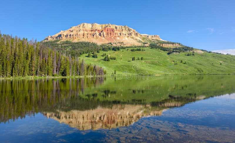 La montagne de butte de Beartooth et le lac bear dans Yellowstone se garent, les Etats-Unis images stock La montagne de butte de Beartooth et le lac bear dans Yellowstone se garent, les Etats-Unis images stock