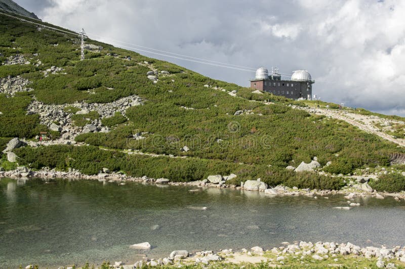 La moraine a endigué l'observatoire de pleso de Skalnate appelé par lac, astronomique et meteoroligical en montagnes de Tatra, Sl photo libre de droits La moraine a endigué l'observatoire de pleso de Skalnate appelé par lac, astronomique et meteoroligical en montagnes de Tatra, Sl photo libre de droits