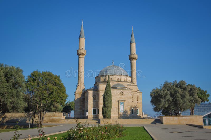 La mosquée de martyre est un cadeau aux frères azerbaïdjanais des Turcs anatoliens Mosquée avec deux minarets à Bakou images stock La mosquée de martyre est un cadeau aux frères azerbaïdjanais des Turcs anatoliens Mosquée avec deux minarets à Bakou images stock