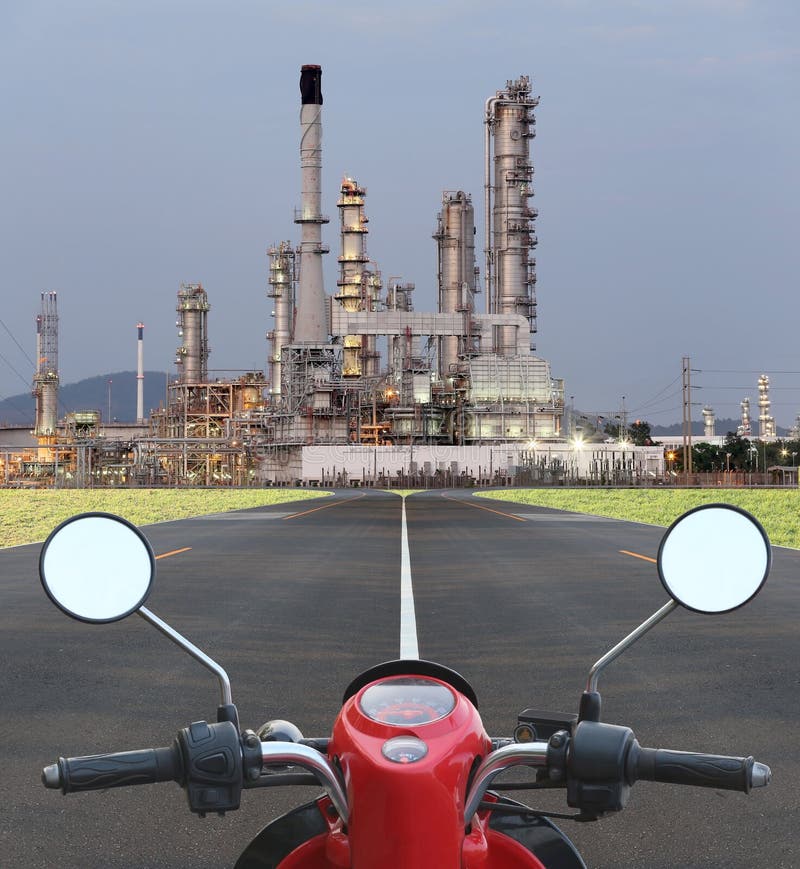 La motocicleta en la manera va a la refinería de petróleo foto de archivo libre de regalías La motocicleta en la manera va a la refinería de petróleo foto de archivo libre de regalías