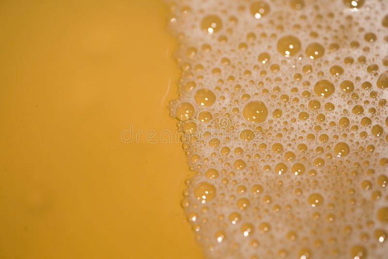 La mousse d'houblon semble délicieuse, et plus de bulles de bière, plus la qualité de la bière est meilleure C'est un plan rappro photos libres de droits La mousse d'houblon semble délicieuse, et plus de bulles de bière, plus la qualité de la bière est meilleure C'est un plan rappro photos libres de droits