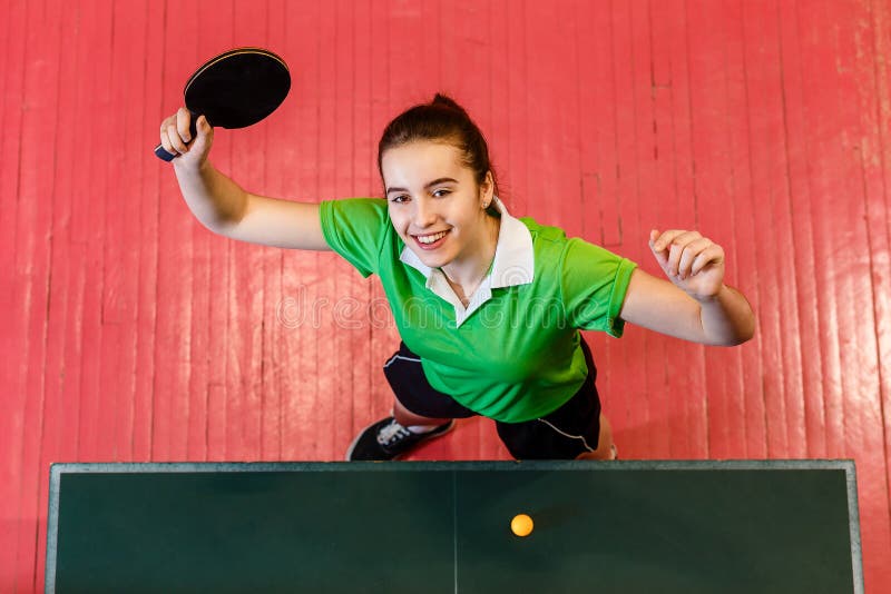 La muchacha adolescente juega a ping-pong fotos de archivo La muchacha adolescente juega a ping-pong fotos de archivo