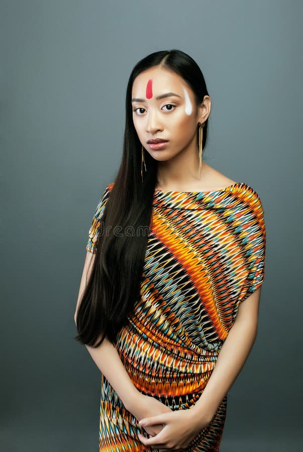 La Muchacha Asiática Joven De La Belleza Con Compone Como Pocahontas, Indio  Rojo Foto de archivo - Imagen de asia, ojos: 82903676