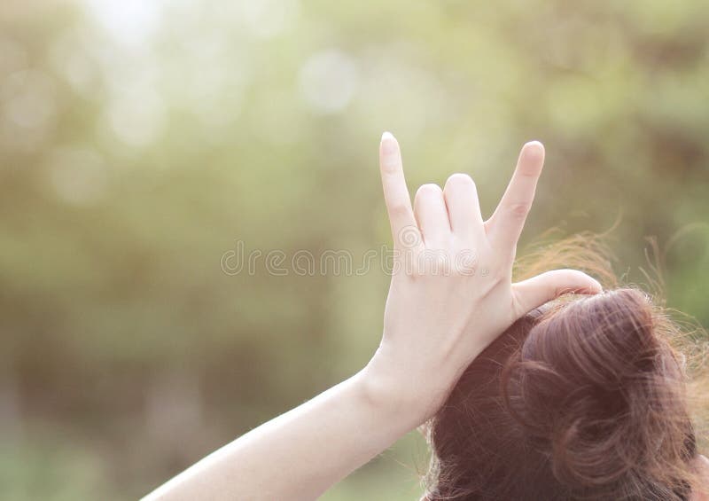 La muchacha aumenta su mano puesta en su de fabricación principal del you†del amor del “I de la muestra 3 fingeres fotos de archivo La muchacha aumenta su mano puesta en su de fabricación principal del you†del amor del “I de la muestra 3 fingeres fotos de archivo