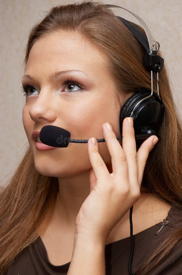 La muchacha bonita de la atención al cliente está escuchando fotos de archivo La muchacha bonita de la atención al cliente está escuchando fotos de archivo