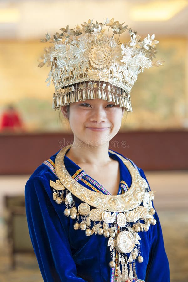 La muchacha china en atuendos tradicionales con la corona y la joyería les gusta la princesa imagenes de archivo La muchacha china en atuendos tradicionales con la corona y la joyería les gusta la princesa imagenes de archivo