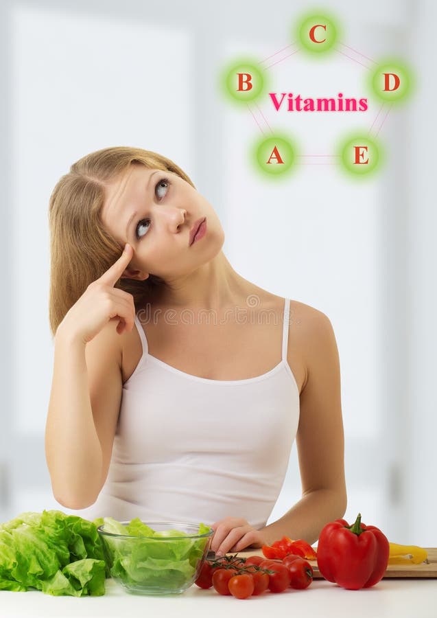 La muchacha con los vehículos elige los alimentos sanos de la vitamina fotografía de archivo La muchacha con los vehículos elige los alimentos sanos de la vitamina fotografía de archivo