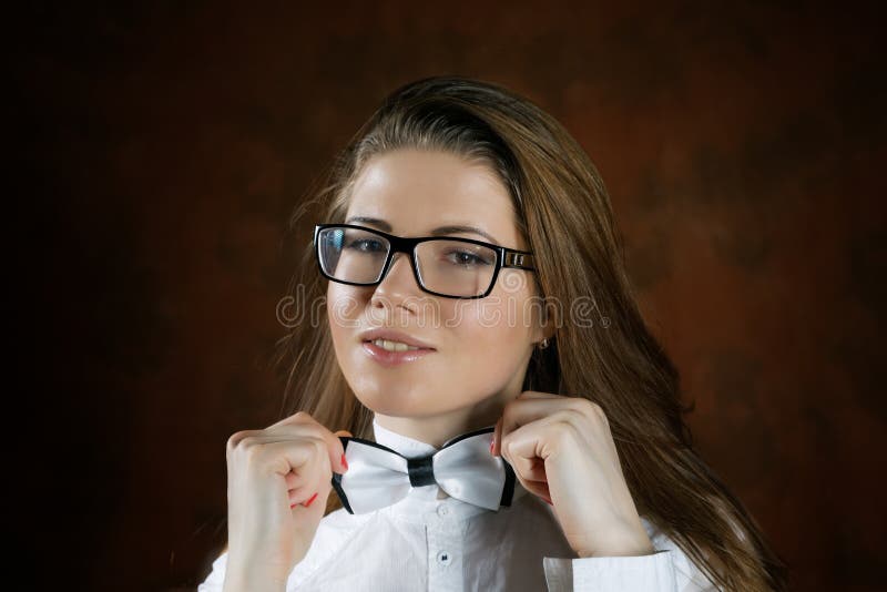 La muchacha con una lazo-mariposa imágenes de archivo libres de regalías La muchacha con una lazo-mariposa imágenes de archivo libres de regalías