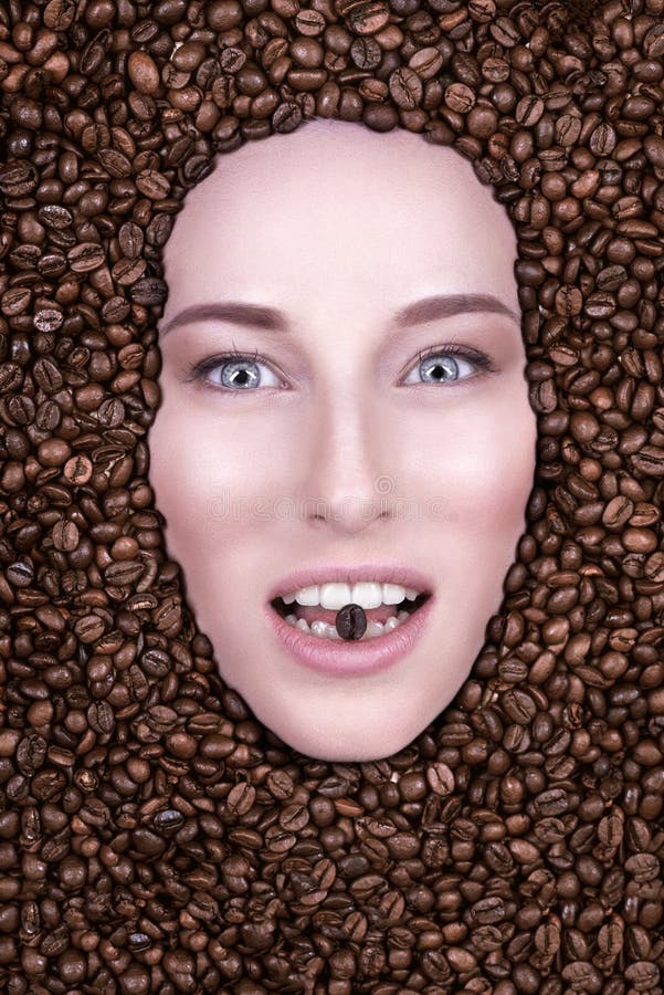 La muchacha con una sonrisa se bañó en granos de café imagen de archivo libre de regalías La muchacha con una sonrisa se bañó en granos de café imagen de archivo libre de regalías
