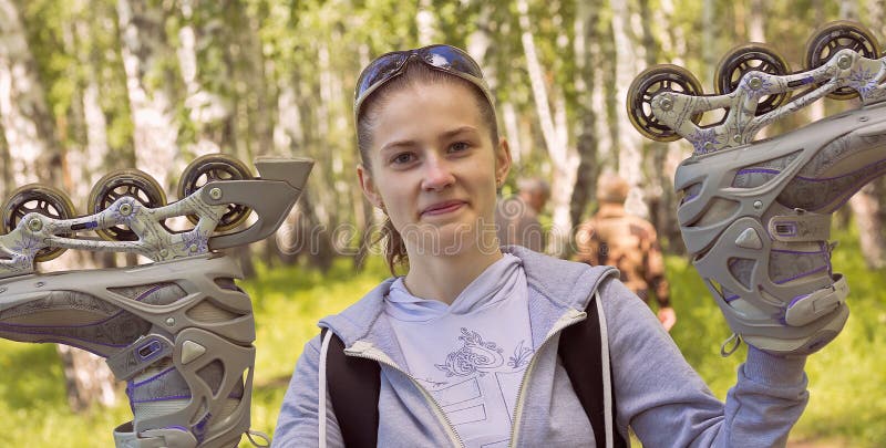La muchacha de los deportes con las gafas de sol aumenta pcteres de ruedas para arriba imágenes de archivo libres de regalías La muchacha de los deportes con las gafas de sol aumenta pcteres de ruedas para arriba imágenes de archivo libres de regalías