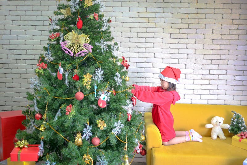 La muchacha de la Navidad est? adornando el ?rbol de navidad Los ni?os adornan a ni?os felices del ?rbol del ?rbol de Navidad Fel imágenes de archivo libres de regalías La muchacha de la Navidad est? adornando el ?rbol de navidad Los ni?os adornan a ni?os felices del ?rbol del ?rbol de Navidad Fel imágenes de archivo libres de regalías