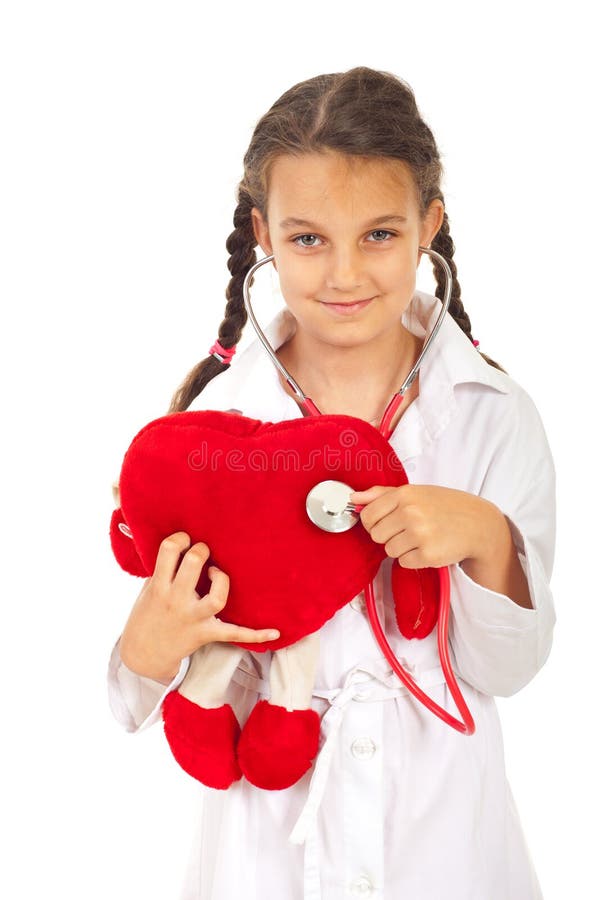 La muchacha del doctor examina el juguete del corazón