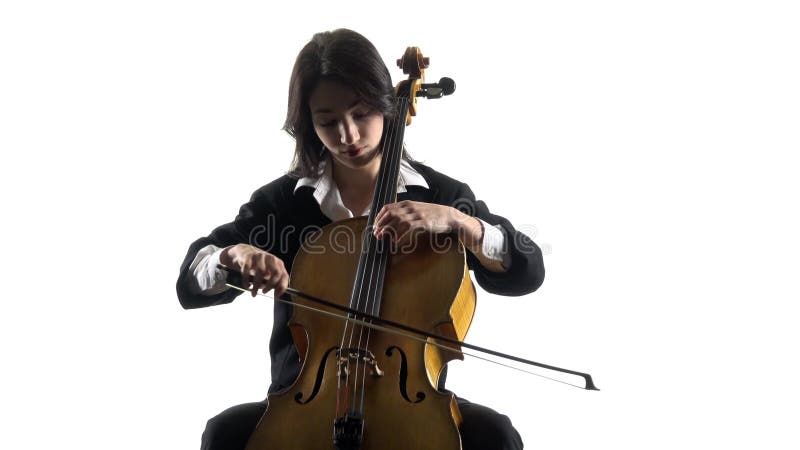 La muchacha del músico juega un violoncello que ensaya una composición Fondo blanco