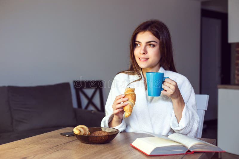 La muchacha disfruta de tiempo del café foto de archivo libre de regalías La muchacha disfruta de tiempo del café foto de archivo libre de regalías