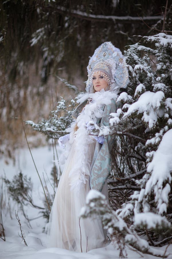 La muchacha en el traje de la doncella de la nieve imágenes de archivo libres de regalías La muchacha en el traje de la doncella de la nieve imágenes de archivo libres de regalías
