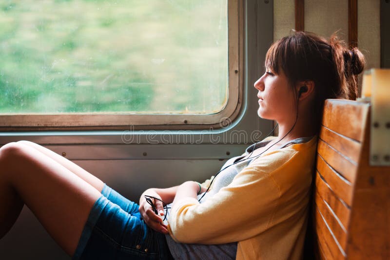 La muchacha en el tren imágenes de archivo libres de regalías La muchacha en el tren imágenes de archivo libres de regalías