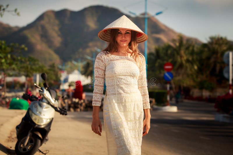 la muchacha en vietnamita se viste y el sombrero sonríe en vespa fotografía de archivo la muchacha en vietnamita se viste y el sombrero sonríe en vespa fotografía de archivo