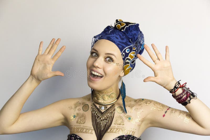 La muchacha es feliz con sus brazos extendidos fotos de archivo libres de regalías