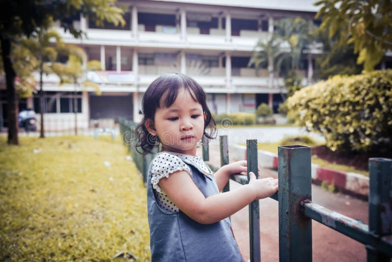La muchacha está jugando en el jardín imagen de archivo La muchacha está jugando en el jardín imagen de archivo