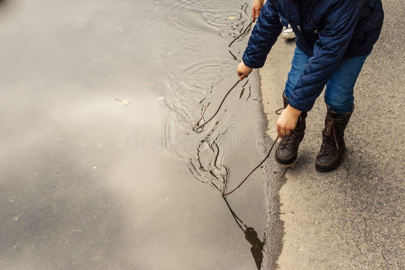 La muchacha feliz del niño y las botas de cuero marrones en charco en un otoño caminan La niña pequeña después de la lluvia corre imagen de archivo La muchacha feliz del niño y las botas de cuero marrones en charco en un otoño caminan La niña pequeña después de la lluvia corre imagen de archivo