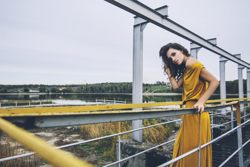 La muchacha feliz joven hermosa está caminando a lo largo de la verja de una estafa fotografía de archivo libre de regalías La muchacha feliz joven hermosa está caminando a lo largo de la verja de una estafa fotografía de archivo libre de regalías