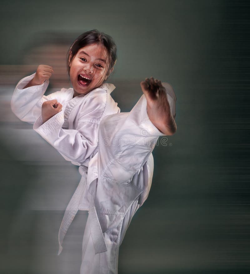La muchacha hace el retroceso del Taekwondo fotografía de archivo La muchacha hace el retroceso del Taekwondo fotografía de archivo