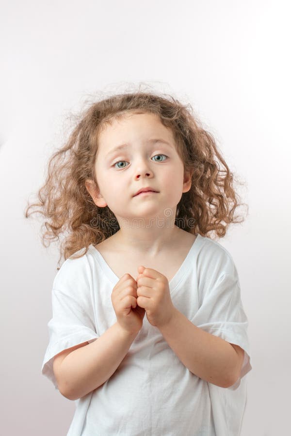 La muchacha hermosa buena del jengibre está pidiendo como un ángel imágenes de archivo libres de regalías La muchacha hermosa buena del jengibre está pidiendo como un ángel imágenes de archivo libres de regalías