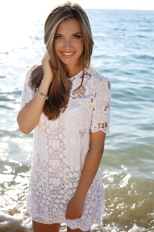 La muchacha hermosa con el pelo rubio lleva el vestido elegante del cordón imagenes de archivo La muchacha hermosa con el pelo rubio lleva el vestido elegante del cordón imagenes de archivo