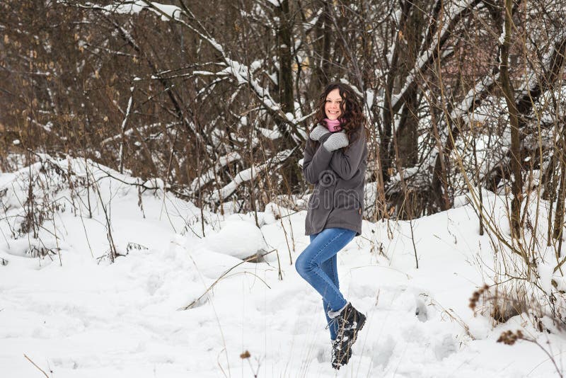 La muchacha hermosa congela en invierno imágenes de archivo libres de regalías La muchacha hermosa congela en invierno imágenes de archivo libres de regalías